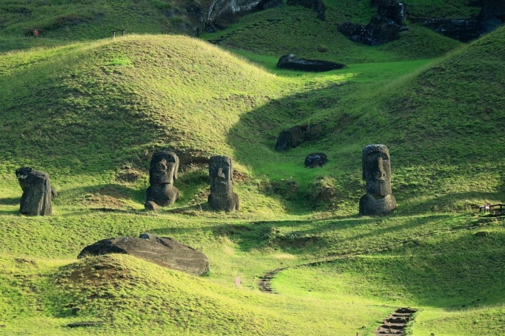 3 Moais sur le volcan Rano Raraku Unesco 3 Moais sur le volcan Rano Raraku Unesco