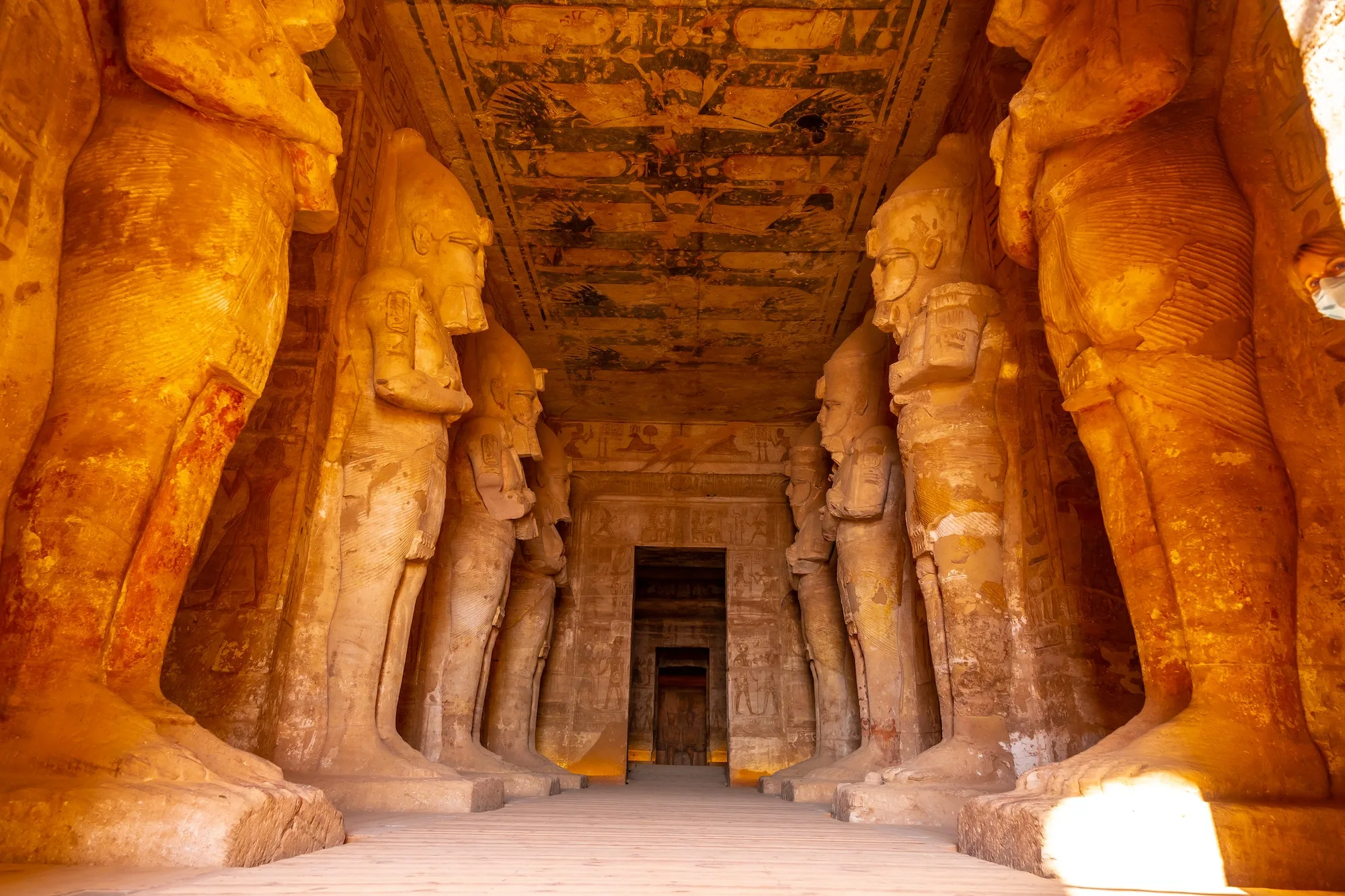 Interno con le sculture dei faraoni nel tempio di Abu Simbel, nell'Egitto meridionale
