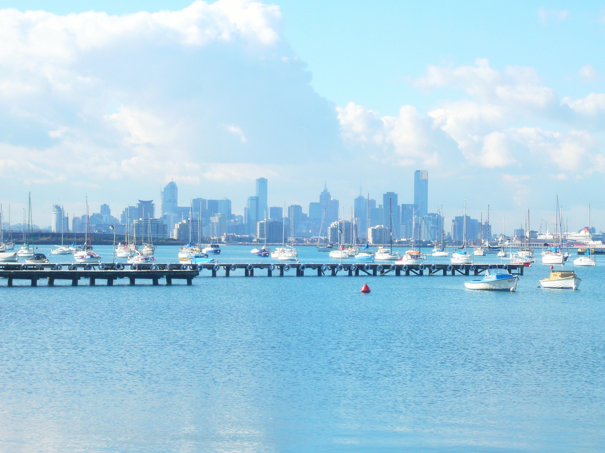 Melbourne Australia horizonte de la ciudad y el agua de mar con barcos