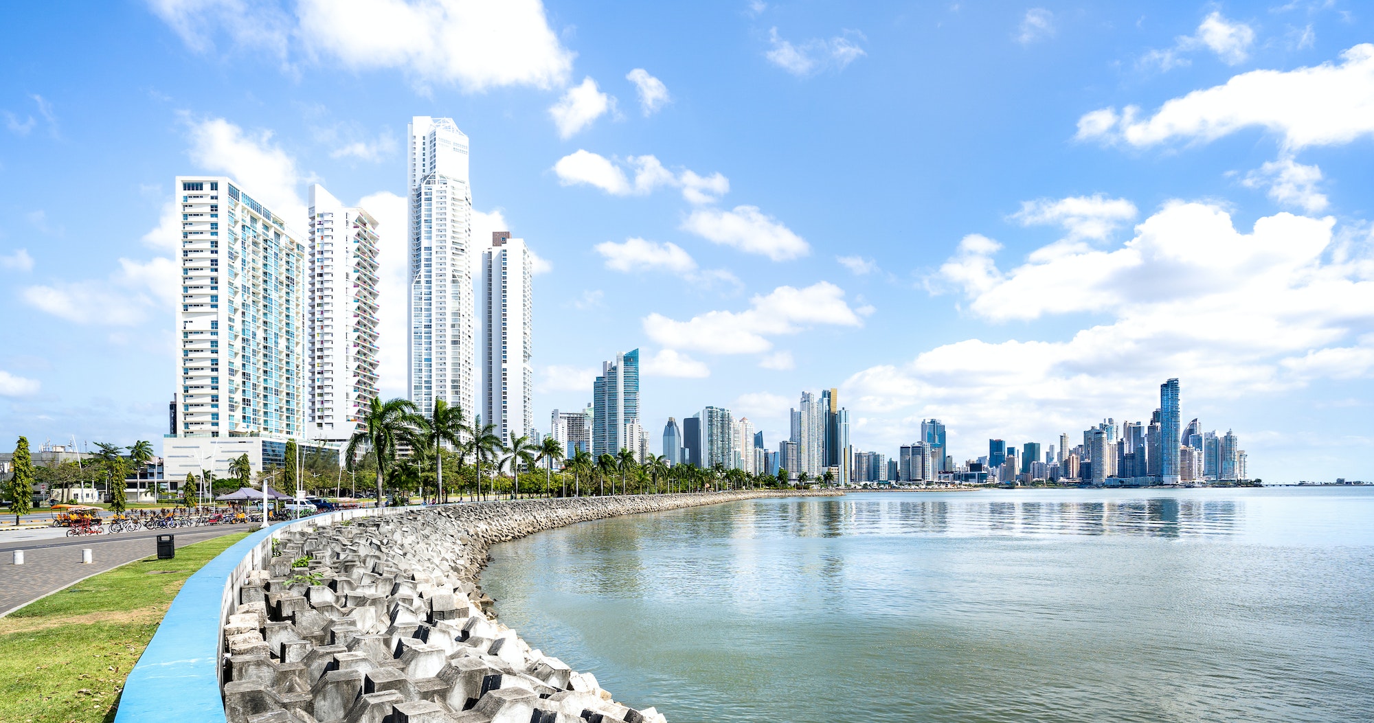 Vista panoramica del moderno skyline del lungomare di Panama City