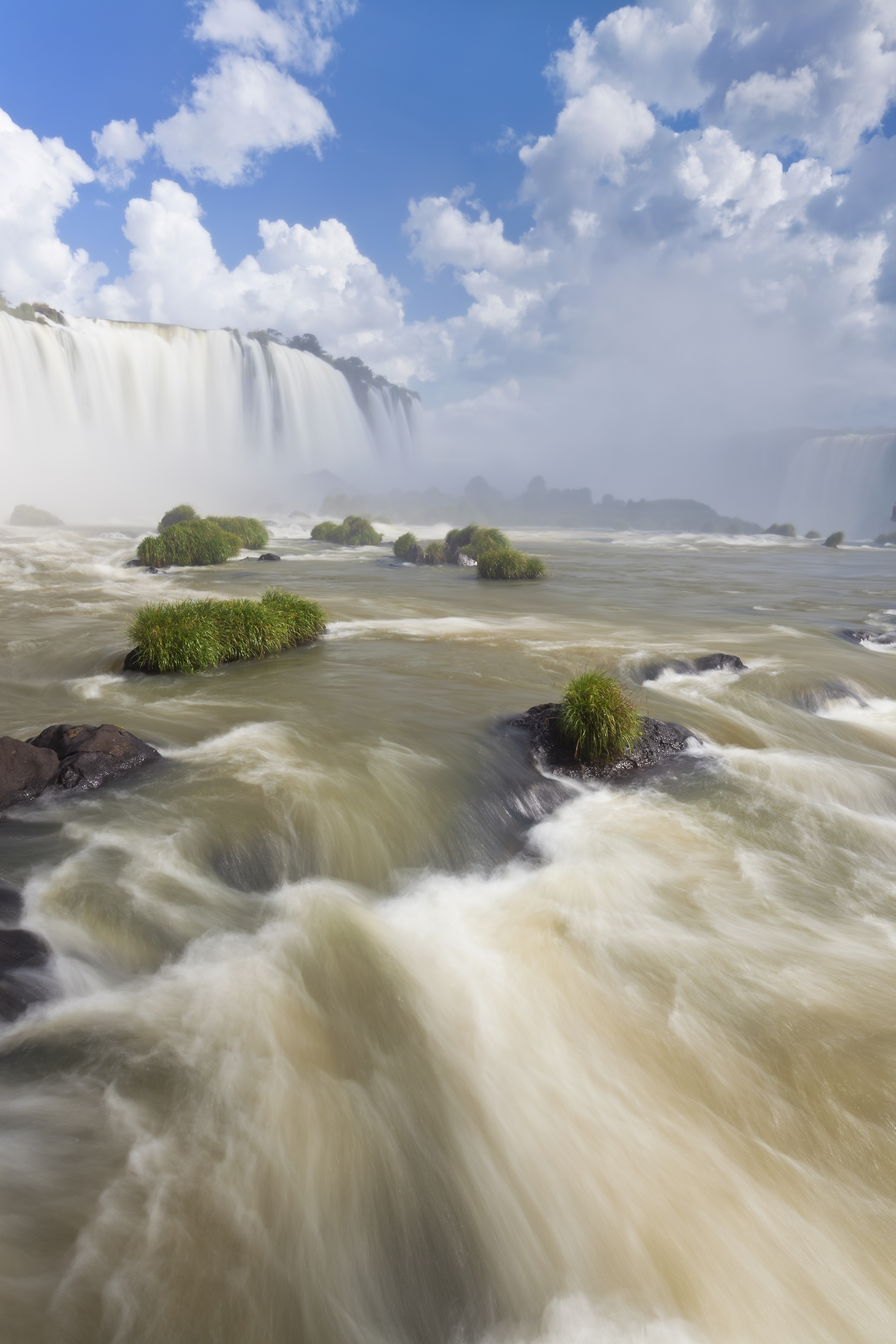 View along the Iguacu (Iguazu) Falls, Cataratta Foz do Iguacu, Parana, Iguazu National Park, Brazil.
