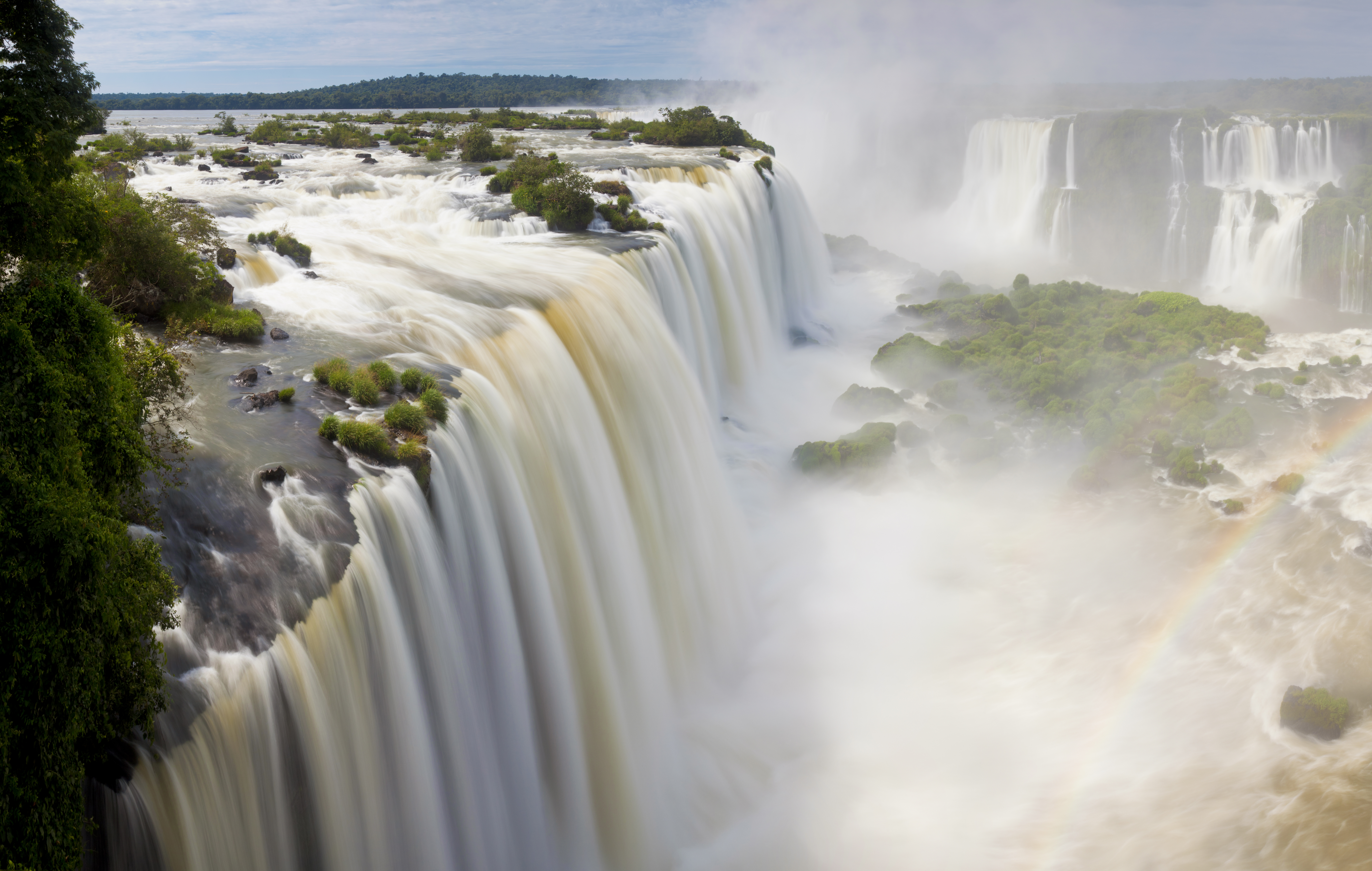View along the Iguacu (Iguazu) Falls, Cataratta Foz do Iguacu, Parana, Iguazu National Park, Brazil.